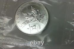 Feuille de 10 pièces d'argent du Canada de 2008 d'une once chacune, en argent 9999, scellées dans un inukshuk de 2010.